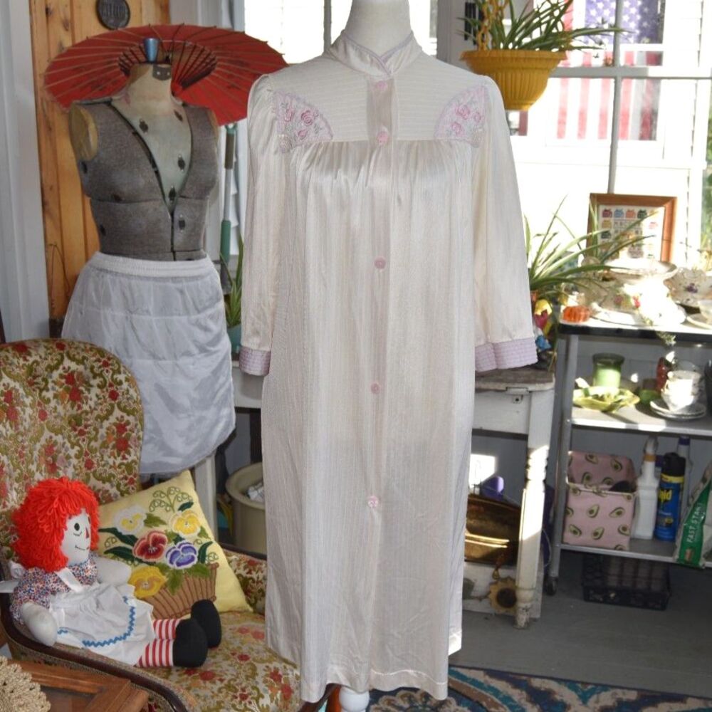 Vintage 1970s Lorraine Robe Petite S Ivory Pink Floral Embroidered Nylon